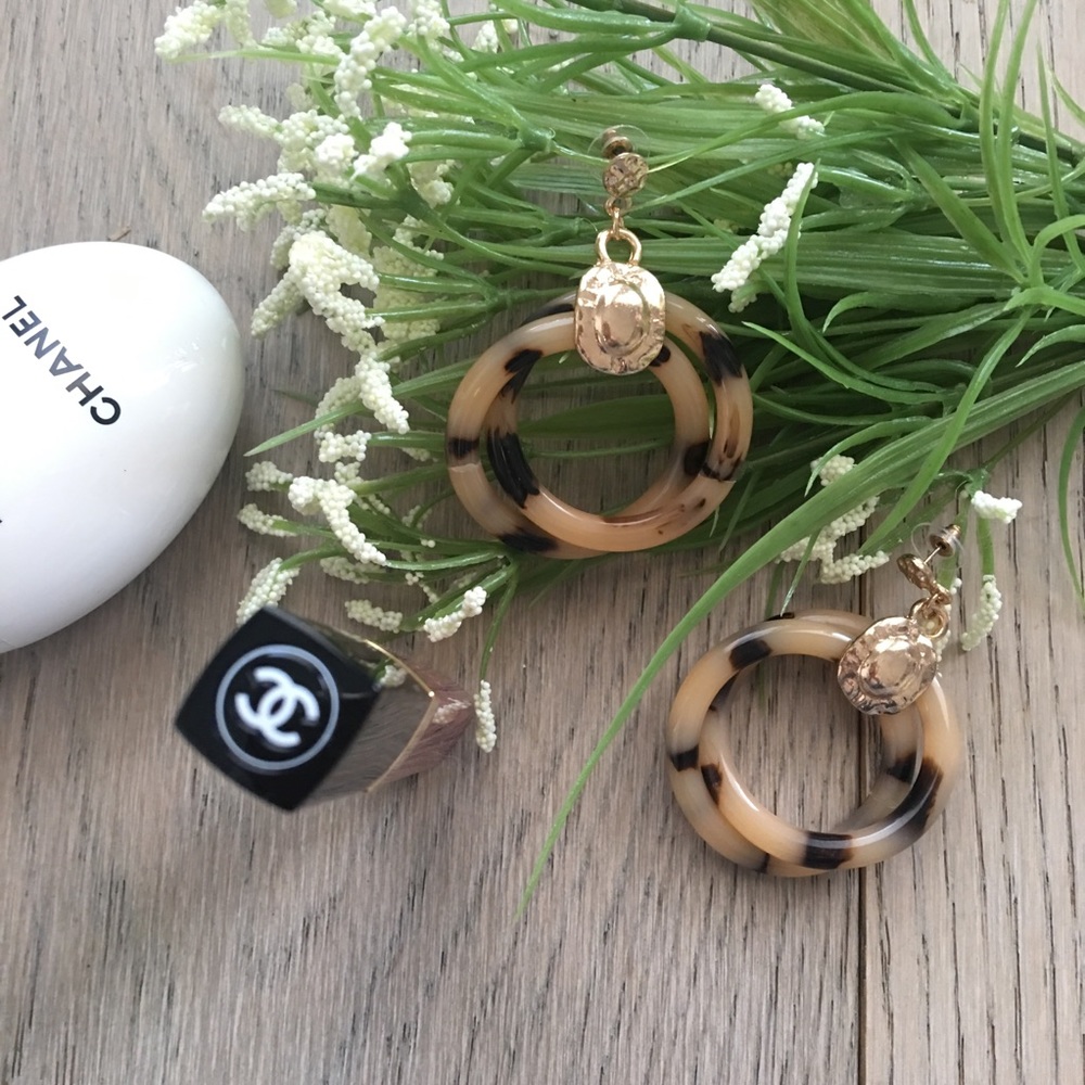 ๐ฅLAST 1๐ฅlucite hoop earrings with gold plating - Picture 4 of 5